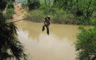 Đu dây cáp qua sông, một phụ nữ rơi từ độ cao 10 m