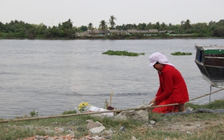 Lật thuyền trên sông Sài Gòn, bé 3 tuổi mất tích