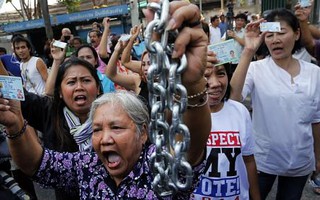 Ông Suthep dọa xử bà Yingluck