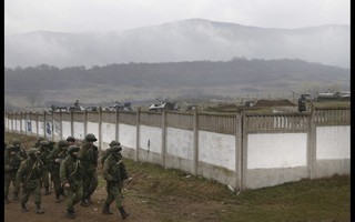 Quân Ukraine đổ về Crimea