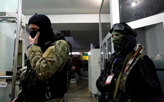 Các tay súng chiếm đồn cảnh sát ở Đông Ukraine