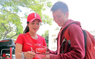Trao Coca-Cola in tên bạn bè: Trào lưu mới của teen trong mùa hè