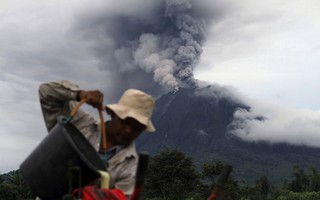 Indonesia: Núi lửa phun trào 30 lần/ngày