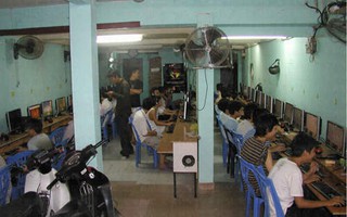 Côn đồ vào quán internet chém người