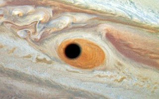 "Con mắt khổng lồ" xuất hiện trên sao Mộc