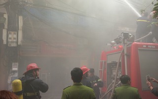 Cháy lớn ở phố cổ Hà Nội: Cứu được cháu bé 3 tuổi trong căn nhà cháy