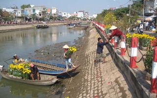 Hoa, trái “méo mặt” ngày 30 Tết