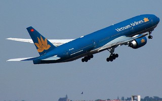 Vừa cất cánh, máy bay Vietnam Airlines bị trực thăng quân sự cắt ngang mặt