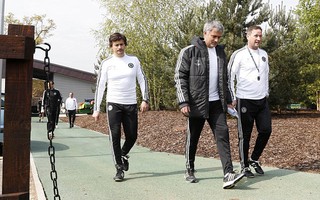 Trợ lý Faria chịu phạt nhưng HLV Mourinho thì không