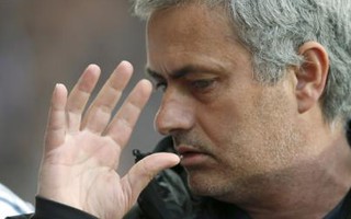 Ông Mourinho sợ “trọng tài khắc tinh” ám Chelsea