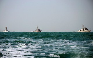 Tuần duyên Mỹ nổ súng cảnh cáo tàu cá Iran