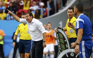 Cay cú vì bị loại, HLV Wilmots chê Argentina thậm tệ