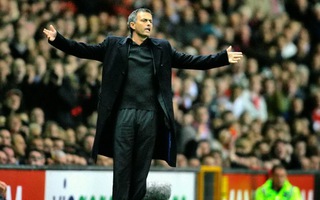 Thầy trò Mourinho lãnh án phạt nặng sau trận thua Sunderland