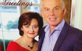 Ông Tony Blair "nghiến răng" chụp ảnh Giáng sinh