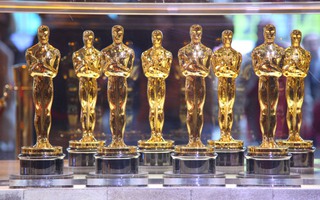 Bị kiện vì rao bán tượng vàng Oscar “nhái”