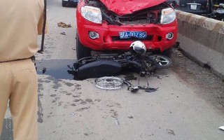 Xe chữa cháy húc văng xe máy, 2 người bị thương nặng