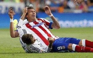 Ramos trả đũa Mandzukic bằng cú đấm