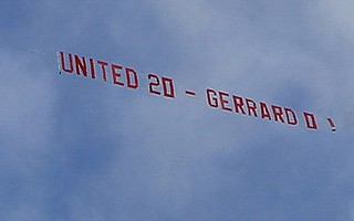 CĐV M.U thuê máy bay trêu chọc Gerrard