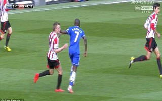 Ramires đối mặt với án phạt vì đánh nguội cầu thủ Sunderland