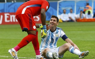 Dzeko lập công, Nigeria theo chân Argentina vào vòng 2