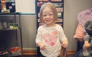 Bé gái 3 tuổi cắt tóc tặng các bạn thiệt thòi