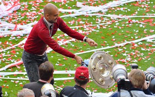 Pep Guardiola đánh rơi đĩa bạc trong lễ đăng quang