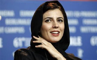 Nữ diễn viên Iran bị chỉ trích vì hôn lên má đàn ông