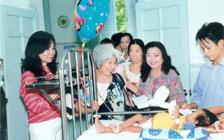 NSND Kim Cương thăm, tặng quà bệnh nhi