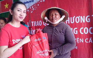 Trao 1.000 phần quà cho bà con nghèo ở Tuyên Quang và TPHCM
