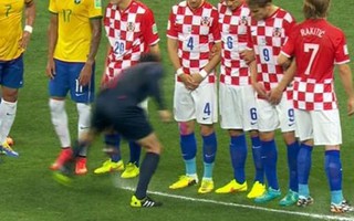 Trọng tài Nhật Bản “phun bọt” ngăn cầu thủ Croatia!