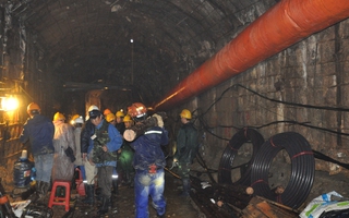 Một số hình ảnh về công tác cứu hộ vụ sập hầm thủy điện