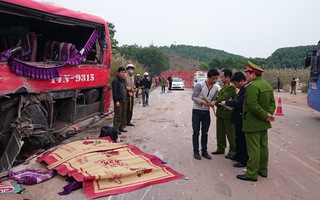 Tai nạn thảm khốc giữa xe khách và xe đầu kéo, 6 người chết