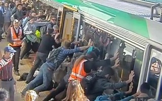 Hành khách xúm vào đẩy nghiêng xe lửa cứu người