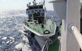 Tàu Trung Quốc đâm trực tiếp vào tàu Việt Nam
