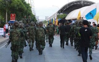 Bà Yingluck trình diện quân đội