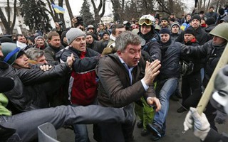 Tổng thống Ukraine bỏ Kiev