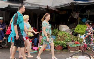 “Ngồi trên lửa” vì khách Nga