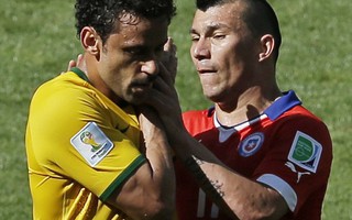 Lãnh đạo tuyển Brazil bị tố đấm vô mặt cầu thủ Chile