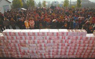 Nông dân Trung Quốc “xây” bức tường tiền dài… 2 m