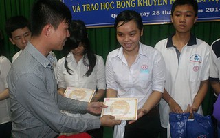 Động viên học sinh, sinh viên vượt khó