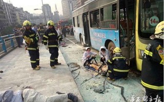 Trung Quốc: Nổ xe buýt trong giờ cao điểm