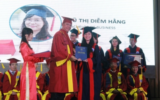 Trường ĐH Kinh tế TPHCM trao bằng tốt nghiệp cho 93 tân cử nhân, thạc sĩ