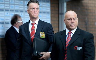 Tối hậu thư cho Van Gaal: M.U dừng mua sắm, phải vào tốp 3