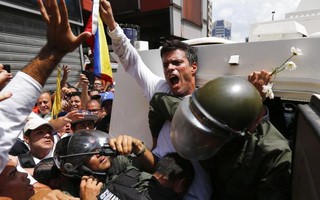 Thủ lĩnh đối lập Venezuela nộp mình cho cảnh sát