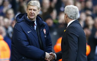 Thua sốc Stoke City, HLV Wenger đổ lỗi trọng tài