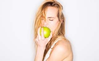 Ăn nhiều táo giúp tăng khoái cảm tình dục ở phụ nữ