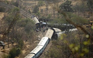 Sập cầu ở Trung Quốc, trật bánh xe lửa tại Ấn Độ