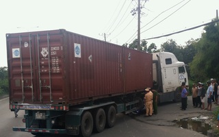 Bất ngờ ôm cua, xe container tông chết người đi xe máy