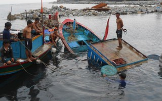 Xuồng cá bị đâm chìm, 8 ngư dân thoát chết