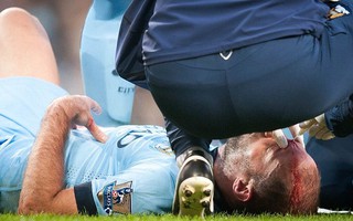 Zabaleta tét trán, Man City bị CĐV la ó